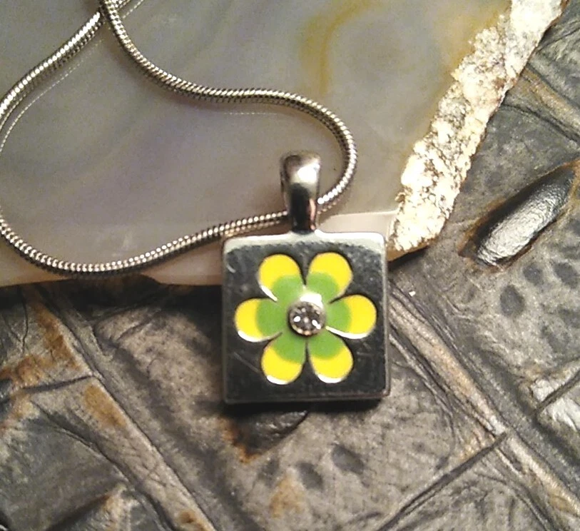 Collar LIA SOPHIA "Flower Play" Verde y Amarillo Estilo Y2K Flor Tono Plata! Foto 3 de 4