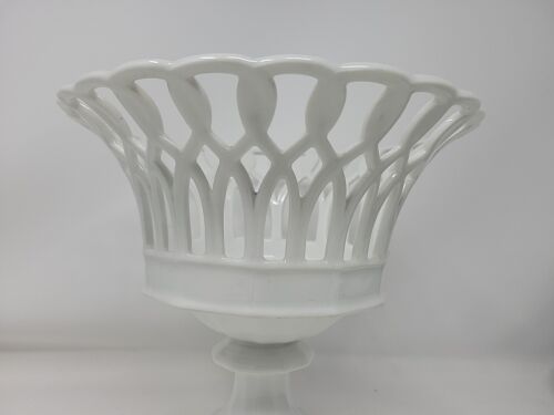 French 1830s Footed White Porcelain Reticulated Basket - Picture 3 of 10