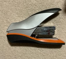 Staples One-Touch Desktop Stapler Full-Strip Capacity Stapler
