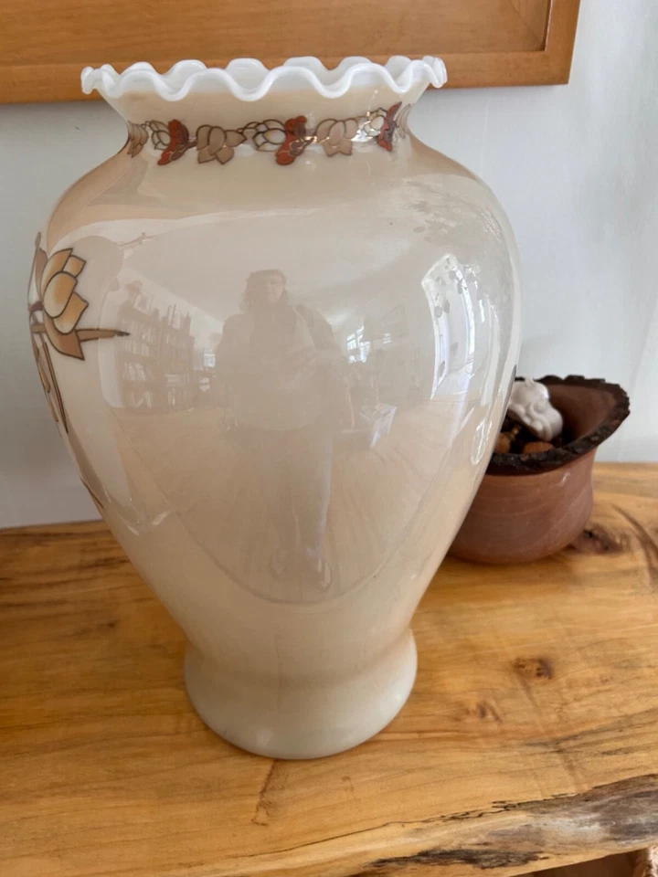 Винтажная белая ваза из выдувного стекла Shaddy с оранжевой радужной оболочкой высотой 12 дюймов - Изображение 3 из 4