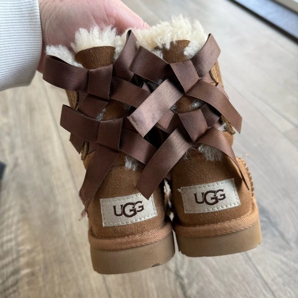 Botas de shearling Ugg double Bailey bow toddler 6C castanha pull-on - Imagem 4 de 4