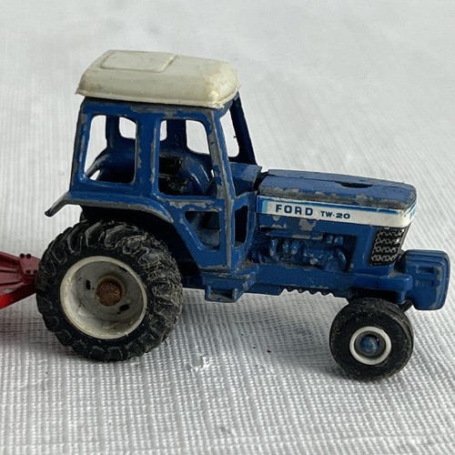 ERTL 1:64 Ford TW-20 Tractor Blue With Red Row Implement Vintage - Picture 2 of 9