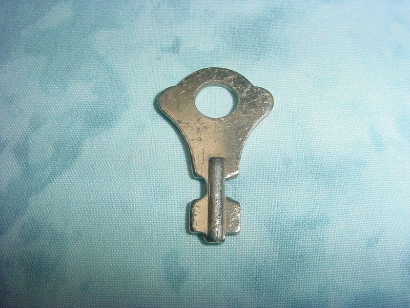 GUITAR HARD CASE KEY / CHROME / GOOD CONDITION