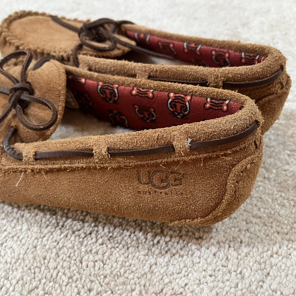 Chinelos Mocassim UGG Kid Feminino Ryder Jungle 1005160K EUA Tamanho 4 Camurça Estado perfeito - Imagem 2 de 4