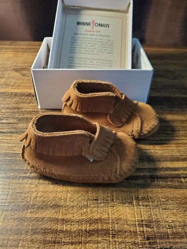MINNETONKA Brown Suede Moccasins Front Strap Booties Baby sz 2 Infant - Picture 2 of 6