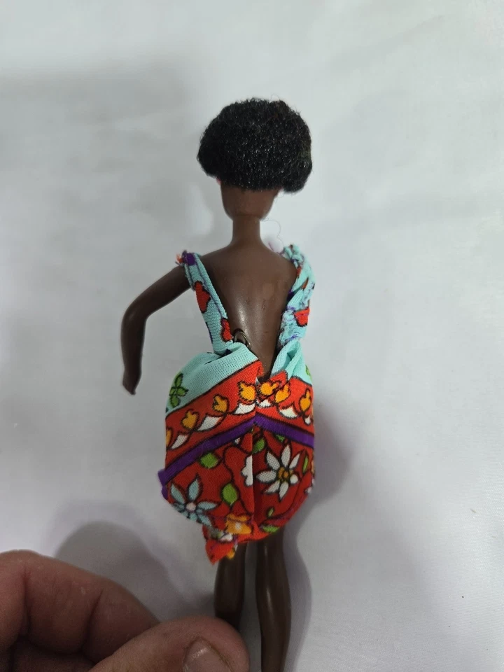 Mattel DE COLECCIÓN AÑOS 70 ROCK FLOWERS 6 1/2" Mini Muñeca de Moda AA Romero y Traje Foto 2 de 3