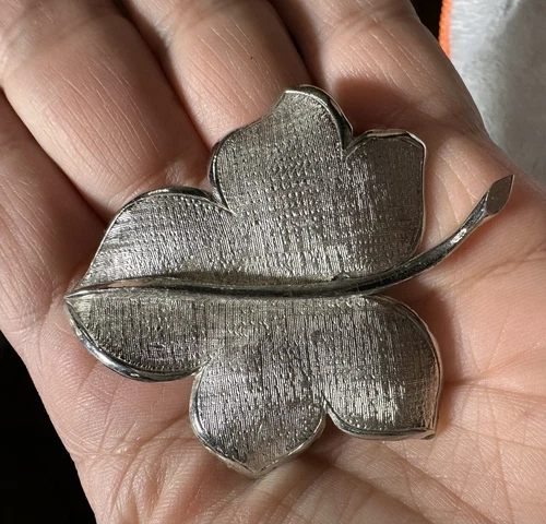 Vintage 90's Textured Brushed Silver Tone Leaf Brooch Pin Costume Estate Jewelry