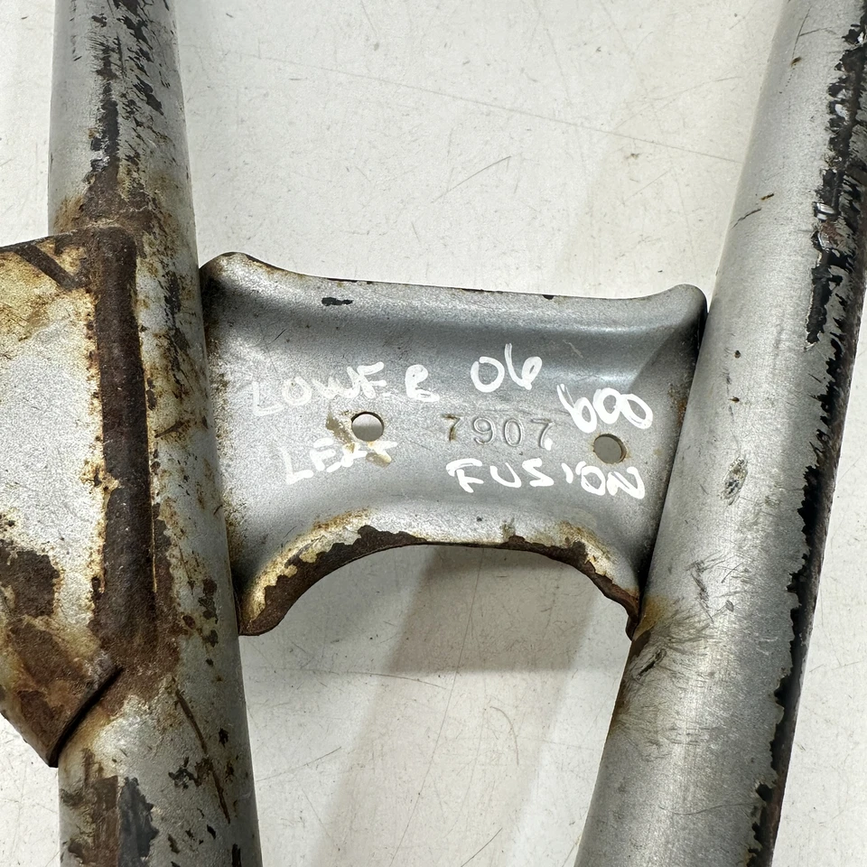 Braço de controle, dianteiro inferior LH, prata - 2005 Polaris 900 Switchback - Imagem 3 de 4