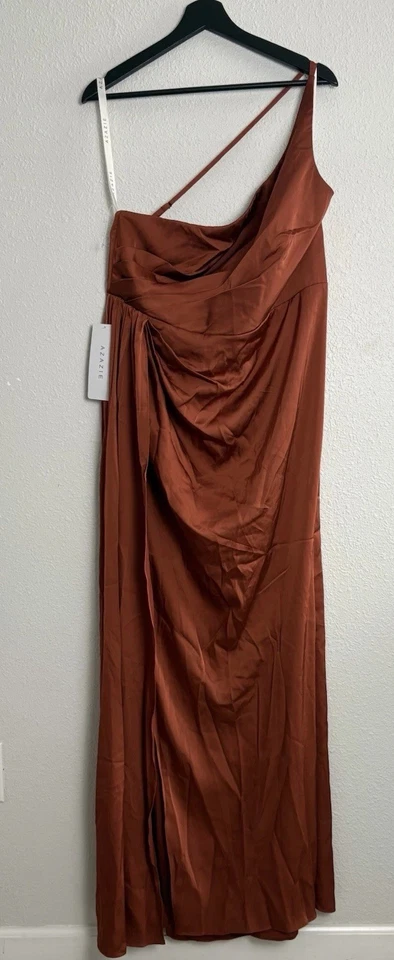 Vestido feminino AZAZIE MIKA bainha de canela um ombro cetim elástico A16 - Imagem 2 de 4