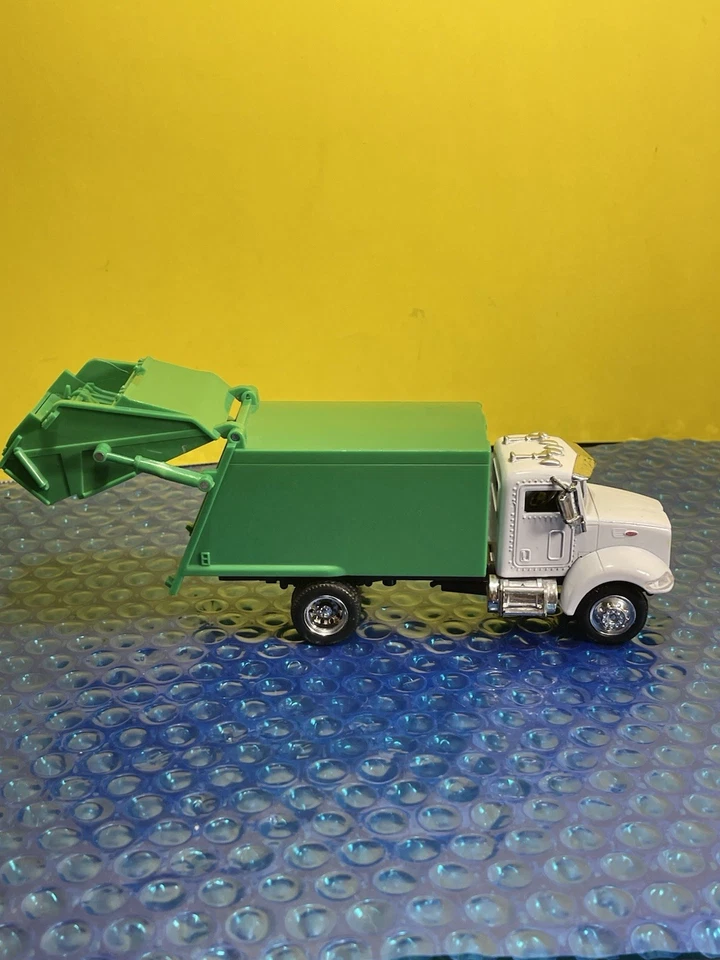 Long Haul Trucker Peterbilt Model 335 Garbage Trash Truck 1:43 Scale NewRay - Image 4 of 4