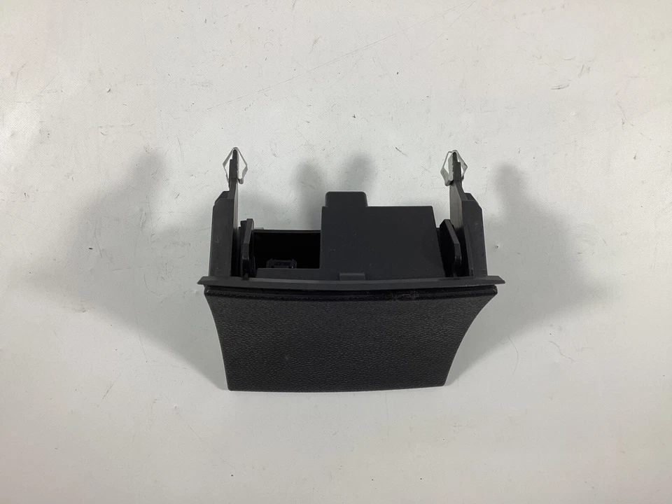 Cenicero Mercedes Benz C300 2011-2015 consola central trasera A2048100130 OEM. Foto 2 de 4