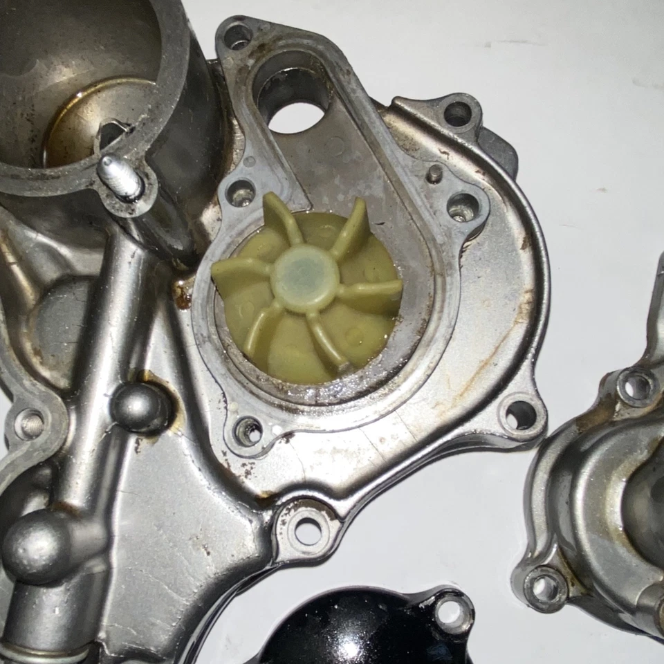 00-24 Suzuki Drz400s Drz400sm E OEM tampa de embreagem cárter bomba de água caixa direita - Imagem 3 de 4
