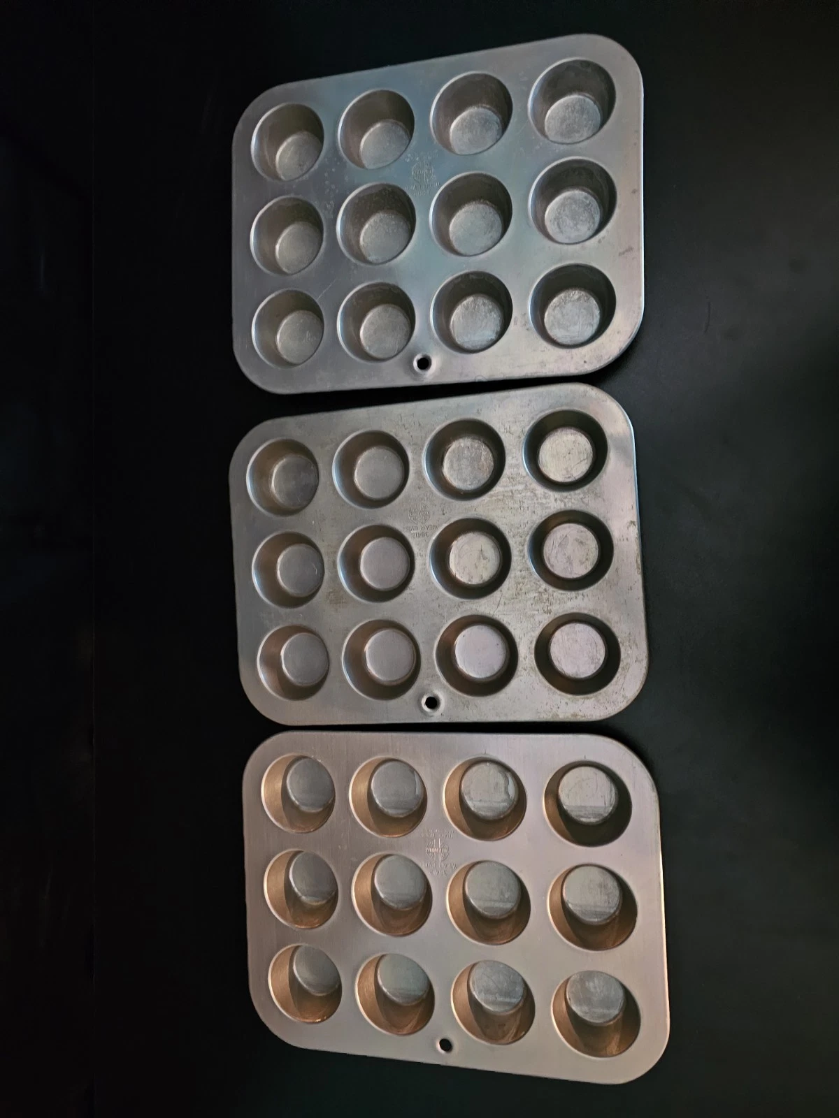 3 Vintage WEAR-EVER Mini Muffin Cupcake Tart Pans Aluminum Made In USA 38412
Opens in a new window o