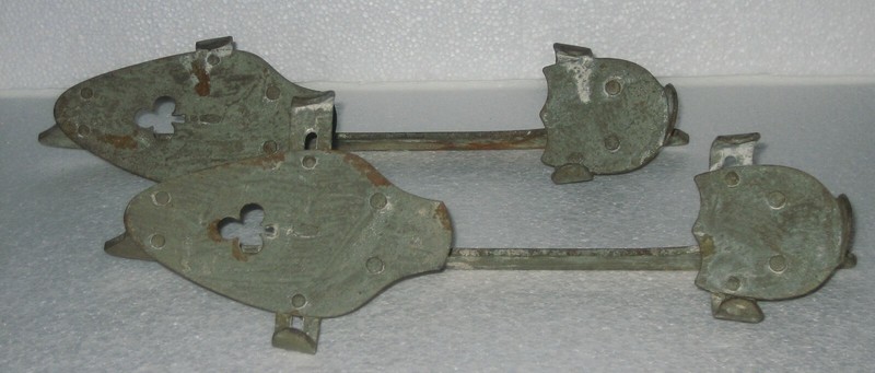 VINTAGE CLAMP-ON STEEL ICE SKATES CLUB CUT OUT 12-3/8" LENGTH BLADE