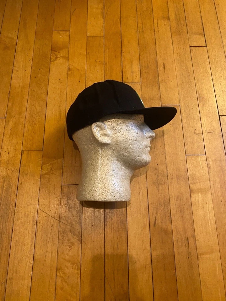 Sombrero de Colección Usado Boston Celtics New Era 59fifty 7-1/2 NBA Negro Verde Madera Dura Foto 3 de 4