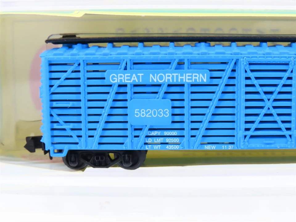 N Scale Model Power 3077 GN Great Northern Big Sky Blue 50' Stock Car #582033 - Image 2 of 4