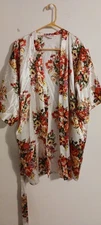 Ladies One Size White Silky Tie Closed Floral Knee Length Robe No Pockets