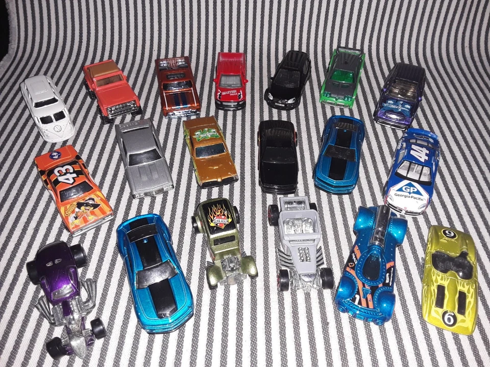 VTG LOT OF 19 SET MATTEL HOT WHEELS - HOT RODS - TRUCKS - RACE CARS - VANS - etc - Image 4 of 4