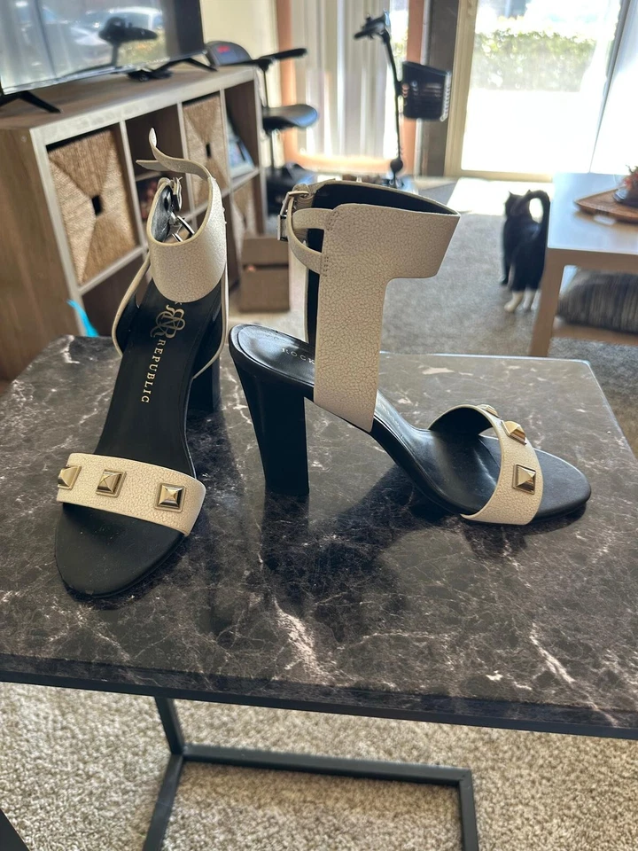 Сандалии на каблуке с заклепками белые Rock & Republic, размер 8 - Изображение 3 из 4