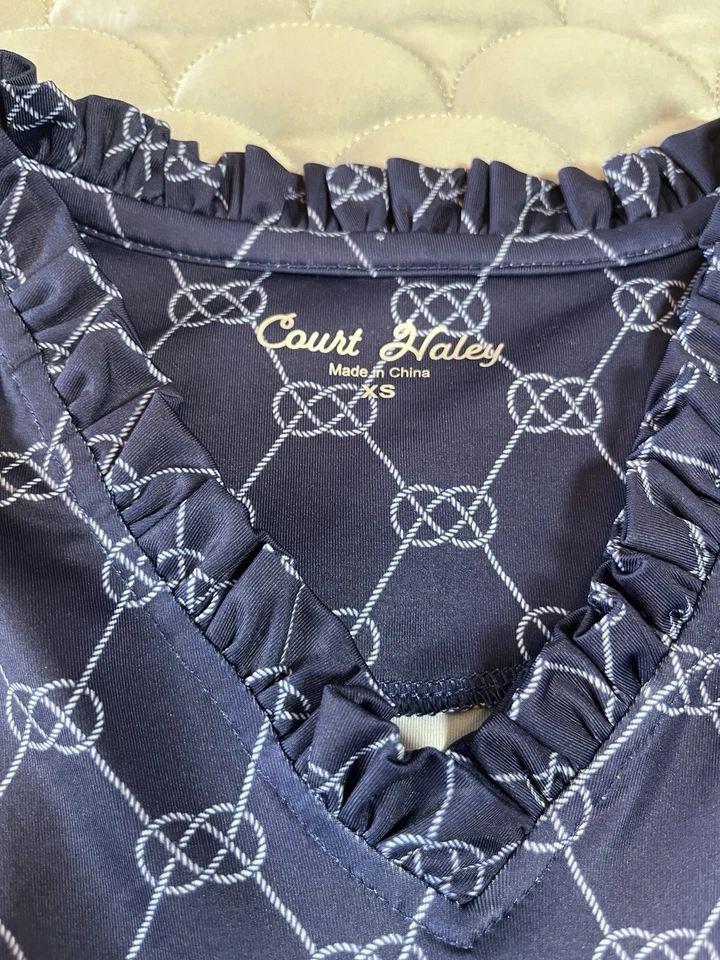 Женский топ для гольфа Court Haley с длинными рукавами и узловым принтом рубашка размер XS V-образный вырез с оборками - Изображение 2 из 4