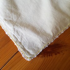 altes Stofftaschentuch Taschentuch wei&szlig; gelb Stickerei Vintage