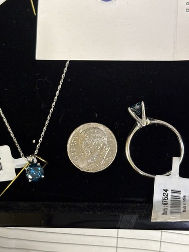Conjunto solitario de anillo y collar de diamantes azules de 0,95 quilates, oro blanco de 14 quilates - Imagen 8 de 12