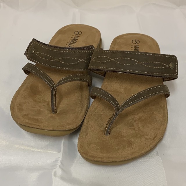 MAGELLAN Outdoors Women's Brown Leather Thong Sandals Size 9 Lightly