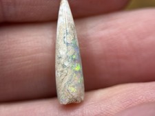 Coober Pedy fossiler Opal Belemnit 2,2 ct mit viel Feuer
