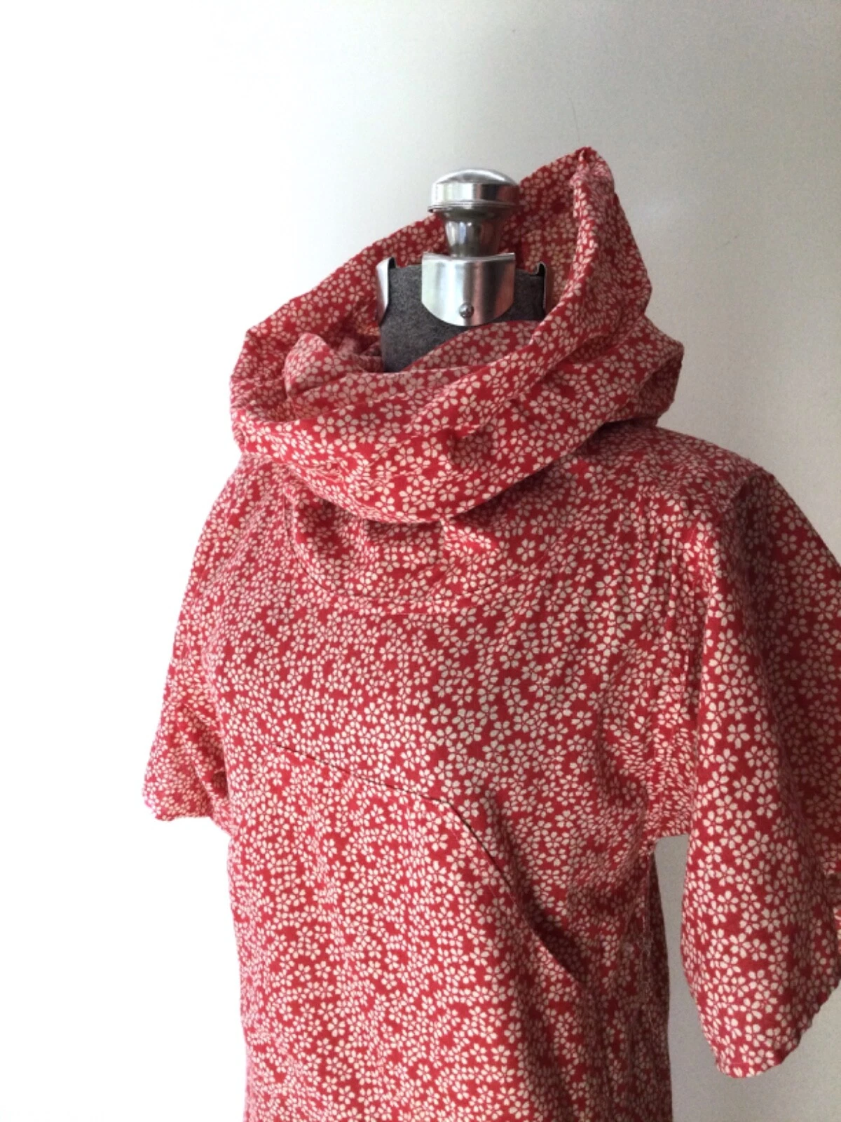 Abito Kenzo Jap rosso floreale vintage anni 70 con cappuccio convertibile