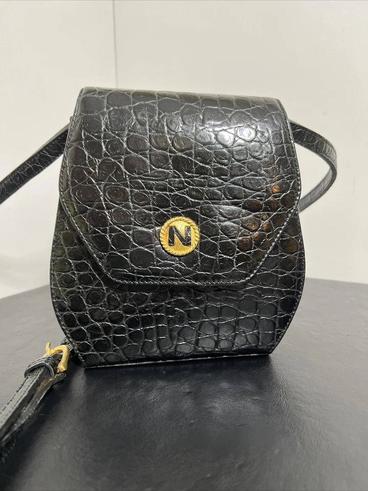 "Bolso bandolera vintage Albert Nipon de cuero en relieve negro 7"" x 6""" Foto 3 de 4