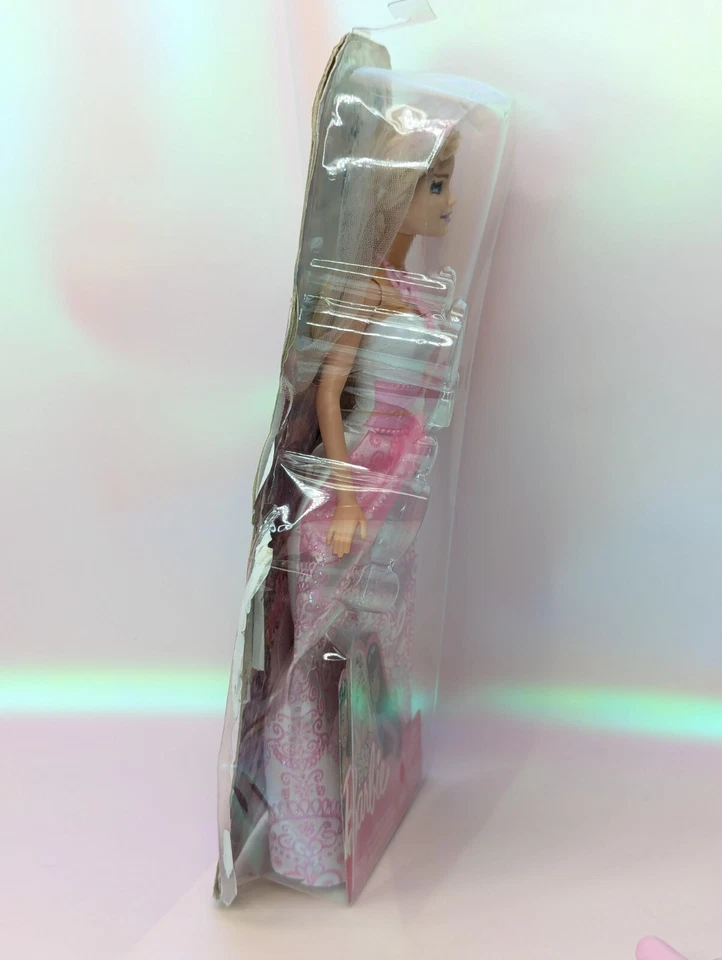 Muñeca Barbie Fantasía Novia Mattel Rosa y Blanco con Ramo de Velo CFF37 Caja Dañada Foto 4 de 4
