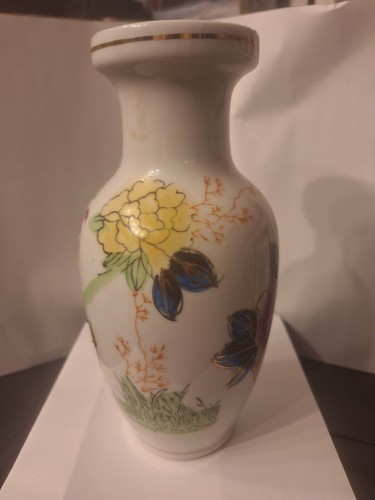 8” Vintage Chinese Vase, Peacock And Floral Design Birds Plants - Picture 3 of 5