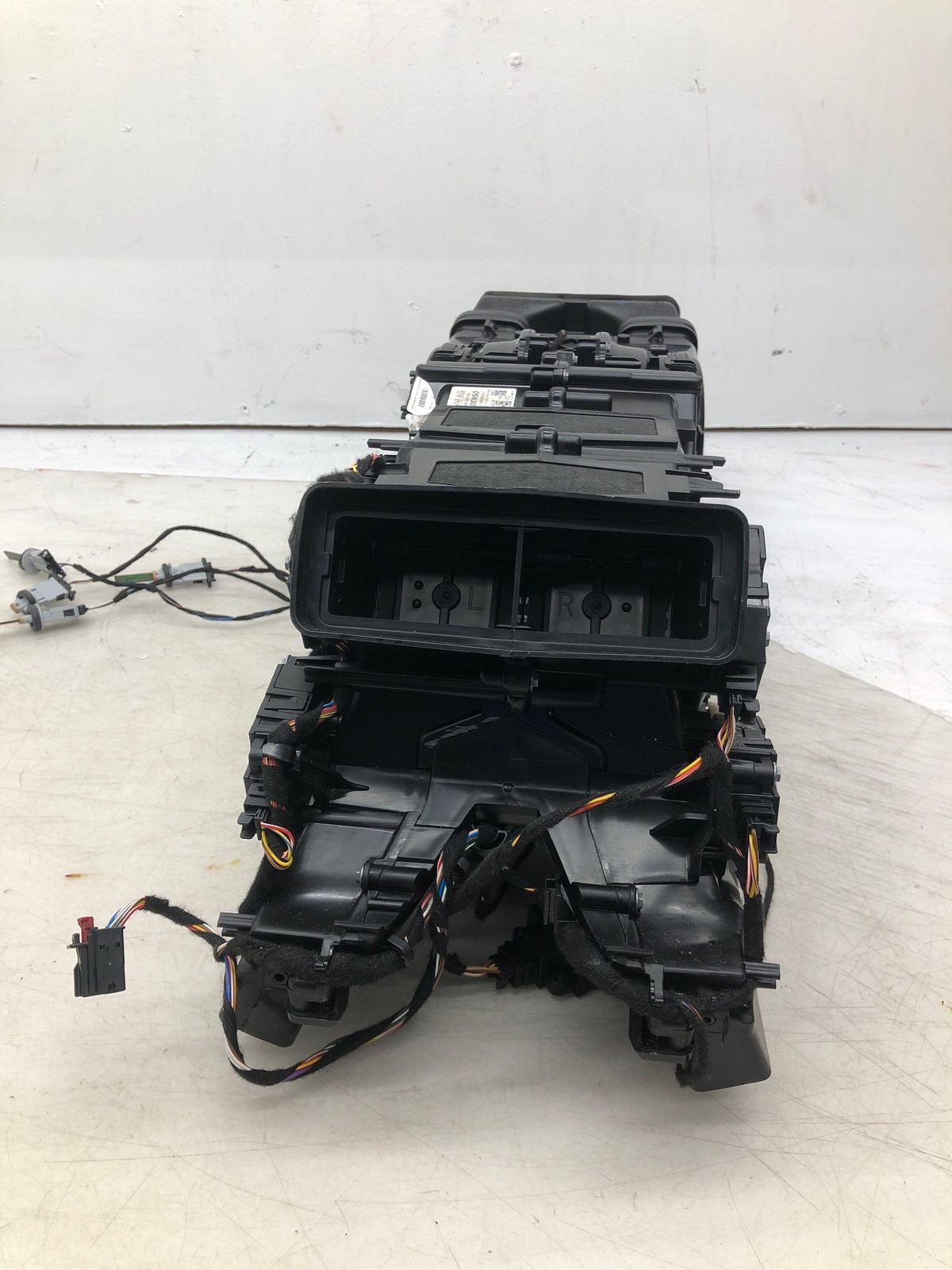 2016-2020 BENTLEY BENTAYGA REAR HVAC HEATER CORE HOUSING BOX OEM 4M0820004