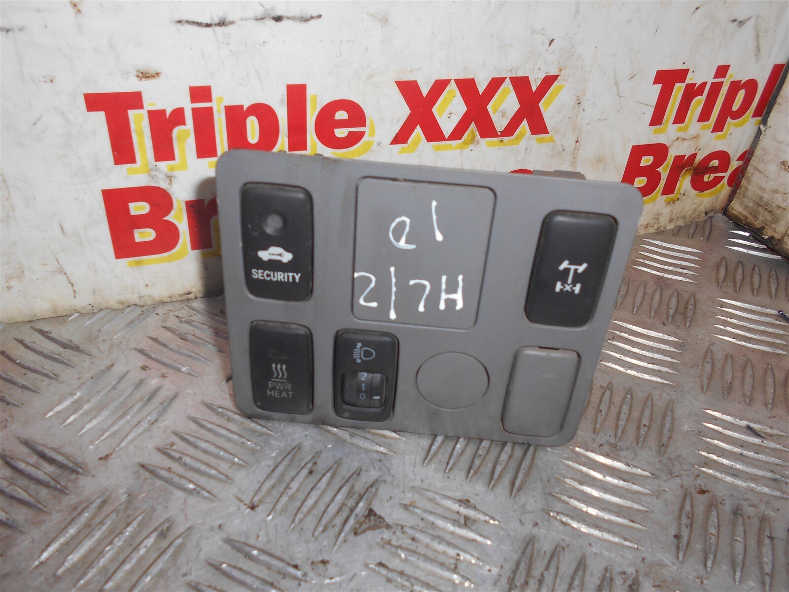 BFD023914 2010 TOYOTA HILUX HL2 2.5 D4D MANUAL LIGHT IDLE UP SWITCH