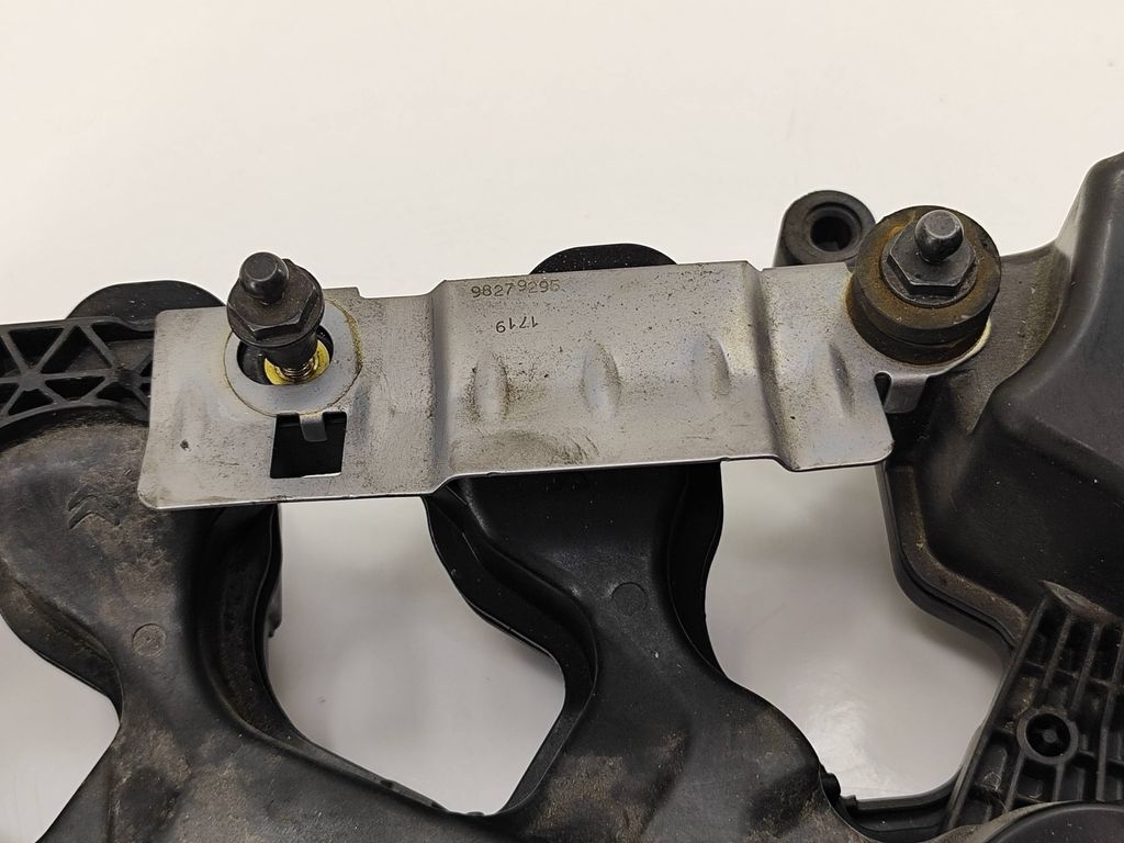 Peugeot 5008 II 2019 Diesel 96kW Rocker cam cover 98279295 UVY7678 