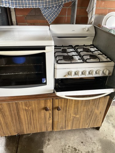 Chef Select 4 burner natural gas stove, oven and grill - Picture 1 of 5