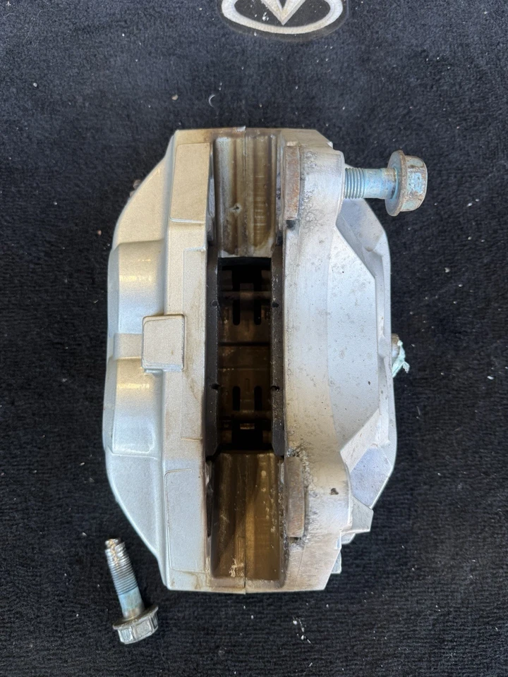 Pinza de freno delantera izquierda 09-20 Infiniti G37 Q50 Q60 Q70 M37 Akebono Sport OEM Foto 4 de 4