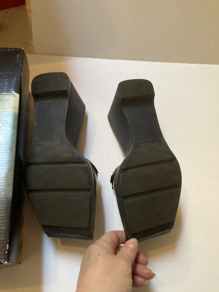 ВИНТАЖНЫЙ EUC DKNY джинсы черный патент блестки отделки платформы «Mira» слайд 8 М - Изображение 4 из 4