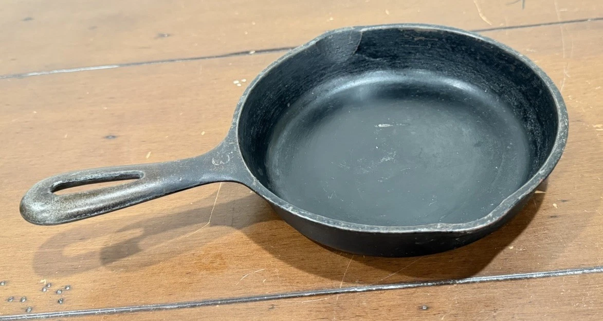 Vintage Wagner 6 1/2 UNMARKED #3 Cast Iron Skillet Double Spout Made In U.S.A.