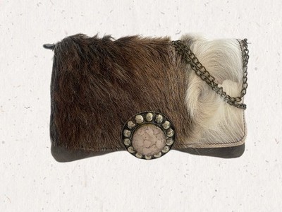 Handgefertigte zweifarbige Naturfelltasche | Boho-Chic | Halbedelsteinschnalle