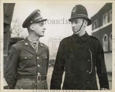 1943 Press Photo U.S. Pvt. Arthur Dunning & Constable John Dunning, London