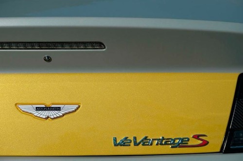 Insignia ""S"" de Aston Martin V8/V12 Vantage - roja - Imagen 4 de 7