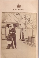 Foto auf Pappe der SMS "Kaiser" - Marine Offizier mit Bär an Bord des Schiffes