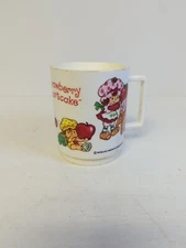 VINTAGE 1980's DEKA STRAWBERRY SHORTCAKE DOLL PLASTIC BERRY MUG / DRINKING CUP