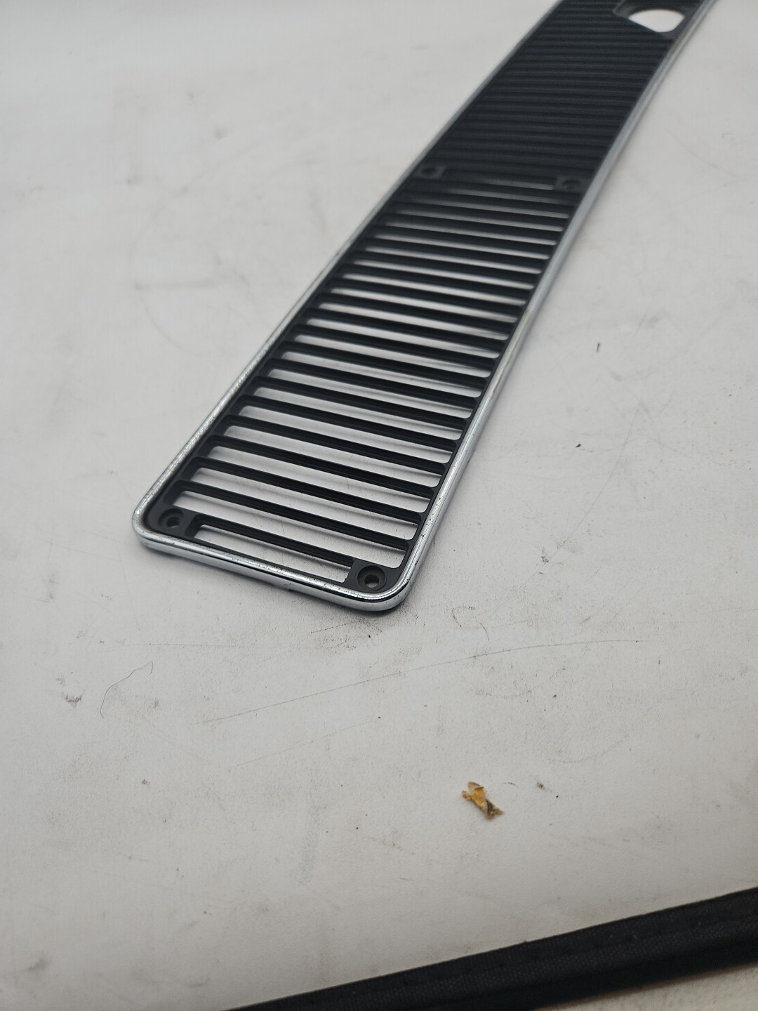 BENTLEY ASSY AIR GRILLE RH RHD (RH12590)