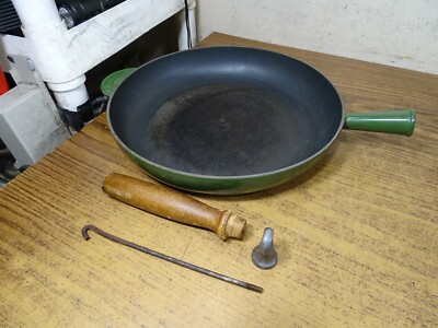Vintage Le Creuset # 28 Cast Iron Frying Pan Enamel  Green France 28
