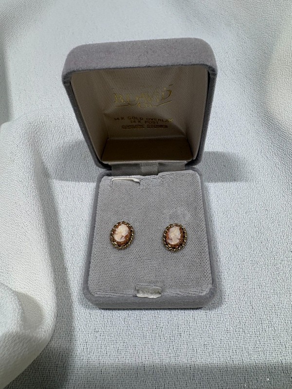 Vtg B. David Dainty Carved Shell Cameo Rope Halo Stud Earrings 14K & 14KGF