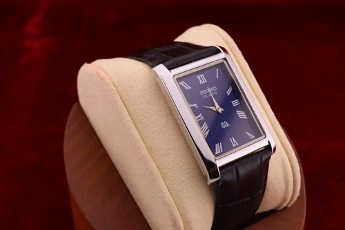 ⌚✨ Vintage Seiko Slim Quartz Gentlemen's Blue Dial ,Black Dress Watch