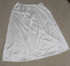 Vanity Fair NWOT vintage Women's Cream Nylon Half Slip Size Large 28" Long