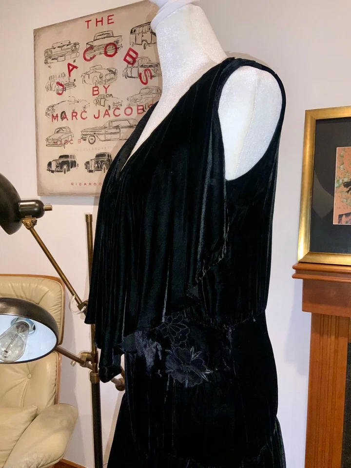 Antiguo vestido de terciopelo negro de la década de 1930 - volantes sesgados en capas - glamour de Hollywood antiguo Foto 3 de 4